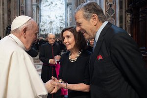 Žiniasklaida: tėvynėje atskirta nuo komunijos N. Pelosi priėmė ją Vatikane