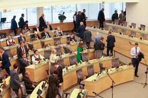 Seimas sesiją pradėjo 2,52 proc. BVP gynybai ir baigė vadovo statusu V. Landsbergiui