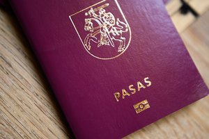 Migracijos departamentas laikinai mažins aptarnaujamų gyventojų srautą – trūksta pasų blankų