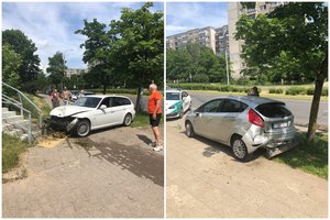 Avarija Vilniuje: išvartyti kelio ženklai ir apdaužytas „Ford“ – nevaldomą BMW sustabdė tik laiptai