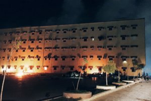 Libijos Tobruke protestuotojai šturmavo parlamento pastatą ir jį padegė