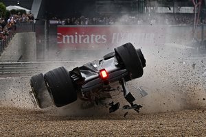 „Formulės 1“ etapą Silverstono trasoje paženklino laimingai pasibaigusi siaubinga kino avarija – skrido aukštyn ratais