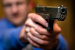 Raseinių rajone ginklu švaistėsi girtas vyras: jo namuose pareigūnai aptiko ir neteisėtai laikomus šautuvus