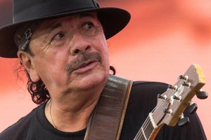 Pavalgyti ir atsigerti pamiršęs gitaristas Carlosas Santana susmuko scenoje