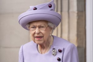 Karalienė Elizabeth II sako esanti „giliai nuliūdusi“ dėl Sh. Abe nužudymo