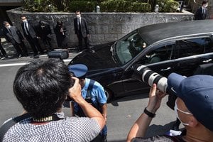 Japonija gedi: nužudyto buvusio premjero Sh. Abe kūnas atvežtas į Tokiją