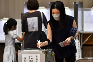 Rinkėjų apklausa: rinkimus Japonijoje laimėjo valdančioji stovykla