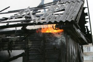 Rokiškio r. liepsnojo namas, gaisravietėje rastas apdegęs kūnas