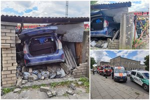 Vilniuje „Toyota“ rėžėsi į sieną, automobilį užvertė plytos