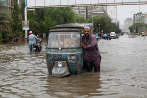 Pakistane per pastarąjį mėnesį liūčių sukelti potvyniai pareikalavo 147 gyvybių 