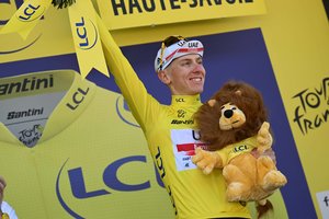 Protestas „Tour de France“ lenktynėse – aktyvistai sustabdė dviratininkus 10-ajame etape