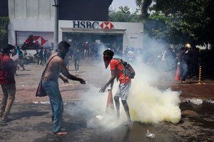Šri Lankoje antivyriausybiniai protestuotojai įsiveržė į premjero biurą bei į valstybinę televiziją
