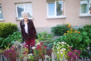 92 metų klaipėdietė puoselėja gėlyną, kurį sukūrė dar jos tėvai: čia nėra nederančių augalų
