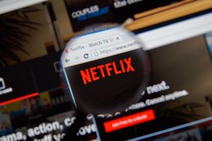 „Netflix“ bendradarbiaus su „Microsoft“, siekdama pasiūlyti pigesnių prenumeratos planų