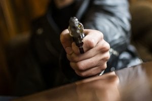 Utenoje pareigūnams teko sulaikyti vyriškį: uteniškis parduotuvėje ėmė švaistytis ginklu