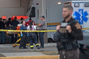 JAV ir vėl sudrebino šaudynės: į prekybos centrą įsiveržęs užpuolikas ėmė šaudyti, jį nukovė kitas vyras