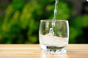 Prieš kiekvieną valgymą išgerkite stiklinę vandens – organizmas jums padėkos