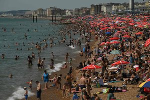 Reti vaizdai Jungtinėje Karalystėje: šalį kamuojant rekordiniams karščiams britai suplūdo į vietinius paplūdimius