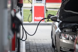 Lietuviai pigesnių degalų traukia į Baltarusiją ir Lenkiją: automobilių atsisakyti nenori