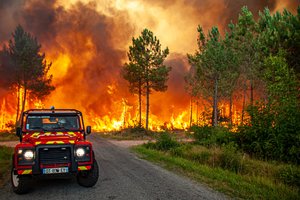 Miškų gaisrai iš Italijos persimetė į Slovėniją, evakuoti keturi kaimai