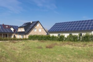 Kaip išsirinkti saulės elektrinę: ant savo ar ant kaimyno stogo