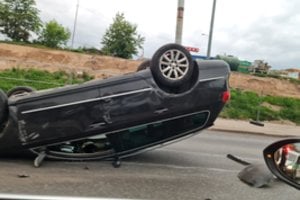 Vilniuje girto vairuotojo automobilis sustojo ratais į viršų, vyrui nustatytas vidutinis girtumas