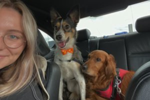 Ugnė su dviem šunimis leidosi į nuotykius užsienyje: atskleidė iš kinologės gautą patarimą, kuris padeda kelionėse