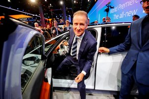 Įtakingą vadovą iš „Volkswagen“ grupės atleido nuotoliu, tačiau išeitinė gniaužia kvapą – pavydėtų ne vienas
