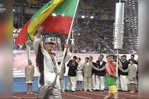 1992 metų Barselonos olimpines žaidynes Lietuvos vėliavnešiui R. Mažuoliui primena ir I. Miyake kostiumas