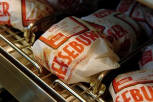 „McDonald's“ pranešė padidinsiantis mėsainio su sūriu kainą, kuri nesikeitė 14 metų
