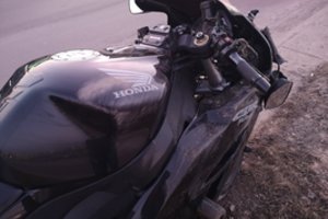 Šiauliuose motociklu važiavęs kariškis atsidūrė ligoninėje: į vyrą rėžėsi lengvasis automobilis