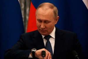 Prabangius šveicarų laikrodžius mėgęs V. Putinas dabar puošiasi rusų prekės ženklo papuošalu