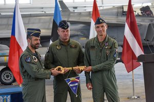 Pasikeitė NATO oro policijos misijos kariniai kontingentai: vadovavimą perėmė vengrai