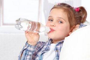Gydytoja pataria, kaip pasirūpinti vaikais per karščius: reikiamo vandens skaičiuoklė