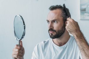 Farmacininkė perspėja vyrus: plaukų slinkimą nulemti gali vitaminų trūkumas
