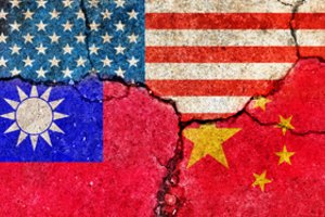 Kinija skelbia nutraukianti bendradarbiavimą su JAV keliose srityse