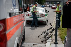 Trakų rajone – neįprasta avarija: 10-metė dviratininkė trenkėsi į atvertas automobilio dureles