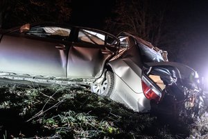 Šilutės rajone girtas BMW vairuotojas kelionę baigė griovyje: jaunuolis trenkėsi į medį