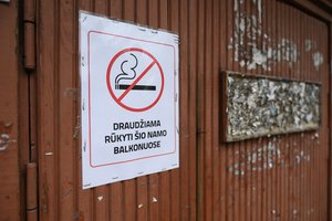 Per pusantrų metų didmiesčiuose už rūkymą daugiabučių balkonuose nubausta 30 žmonių