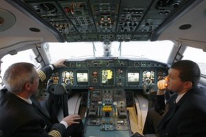 Rusija imasi kraštutinumų norėdama kuo ilgiau išsaugoti lėktuvus – pilotams liepta mažiau stabdyti