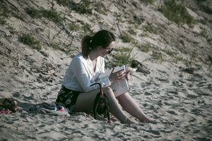 Klaipėdiečiams sunerimus dėl pilamo keistos spalvos smėlio Melnragėje – mokslininkų atsakas