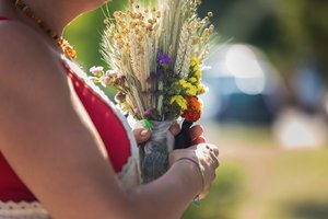 Žolinės gidas: apeigos ir pramogos tarp gėlių, su muzika, dainomis ir šokiais visoje Lietuvoje