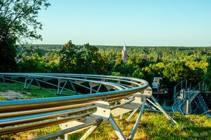 Birštone atidaryta ilgiausia ir ekstremaliausia vasaros rogučių trasa Lietuvoje