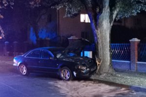 Vilniuje automobilis rėžėsi į medį – trys žmonės išvežti į ligoninę