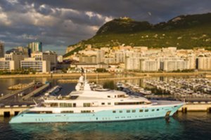 Gibraltaro aukcione bus parduodama pirmoji rusams priklausiusi superjachta