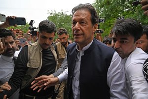 Pakistano ekspremjeras I. Khanas paleistas už užstatą