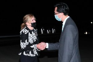Taivane lankosi dar viena aukšto rango JAV politikė