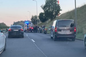 Važiuodamas judria Vilniaus gatvėje nuo motociklo nukrito vairuotojas, į įvykio vietą suskubo medikai ir pareigūnai