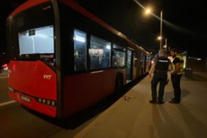 Kraupi nelaimė Vilniuje: viešojo transporto stotelėje autobusas sutraiškė moters koją