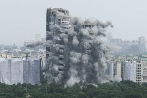Indijos sostinėje nugriauti nelegalūs 100 metrų aukščio „bokštai dvyniai“